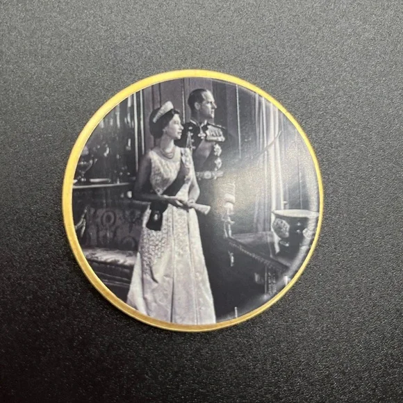 Queen Elizabeth II coin and pin - Picture 5 of 11